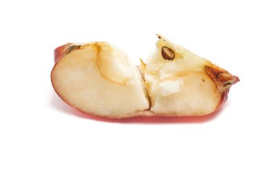 Kırık organik kırmızı elma, beyaz arka planda izole edilmiş lezzetli meyveler.