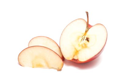 Yarısı kesilmiş taze organik kırmızı elma lezzetli meyve beyaz arka plan kırpma yolunda izole