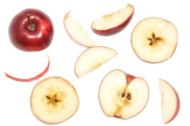 Yarısı kesilmiş taze organik elmalı, lezzetli meyveli, beyaz arka plan kırpma yolunda izole edilmiş.