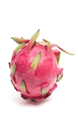 Taze bir organik kırmızı ejderha meyvesi. Lezzetli meyve tarafı. Beyaz arka planda izole edilmiş.