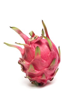 Taze bir organik kırmızı ejderha meyvesi. Lezzetli meyve tarafı. Beyaz arka planda izole edilmiş.