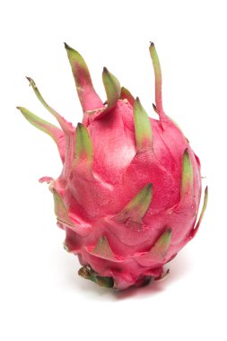 Taze bir organik kırmızı ejderha meyvesi. Lezzetli meyve tarafı. Beyaz arka planda izole edilmiş.