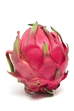 Taze bir organik kırmızı ejderha meyvesi. Lezzetli meyve tarafı. Beyaz arka planda izole edilmiş.