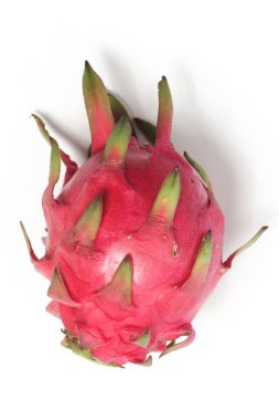 Taze, organik, kırmızı bir ejderha meyvesi. Lezzetli, beyaz arka plan kırpma yolunda izole edilmiş.