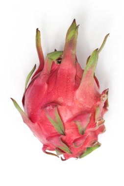 Taze, organik, kırmızı bir ejderha meyvesi. Lezzetli, beyaz arka plan kırpma yolunda izole edilmiş.