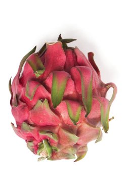 Taze, organik, kırmızı bir ejderha meyvesi. Lezzetli, beyaz arka plan kırpma yolunda izole edilmiş.