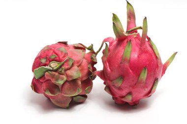İki taze organik kırmızı ejder meyvesi beyaz arka planda izole edilmiş lezzetli meyveler.