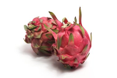 İki taze organik kırmızı ejder meyvesi beyaz arka planda izole edilmiş lezzetli meyveler.