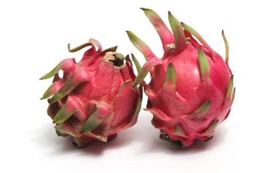 İki taze organik kırmızı ejder meyvesi beyaz arka planda izole edilmiş lezzetli meyveler.