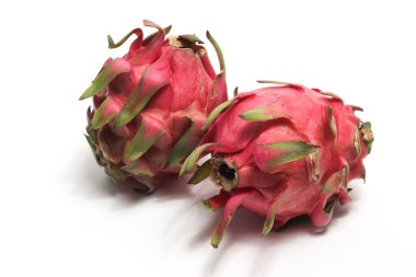 İki taze organik kırmızı ejder meyvesi beyaz arka planda izole edilmiş lezzetli meyveler.