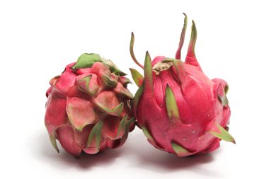 İki taze organik kırmızı ejder meyvesi beyaz arka planda izole edilmiş lezzetli meyveler.