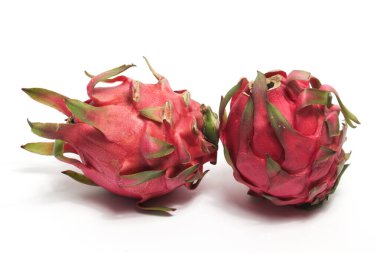 İki taze organik kırmızı ejder meyvesi beyaz arka planda izole edilmiş lezzetli meyveler.