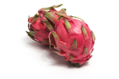 İki taze organik kırmızı ejder meyvesi beyaz arka planda izole edilmiş lezzetli meyveler.