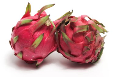 İki taze organik kırmızı ejder meyvesi beyaz arka planda izole edilmiş lezzetli meyveler.