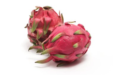 İki taze organik kırmızı ejder meyvesi beyaz arka planda izole edilmiş lezzetli meyveler.