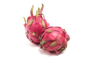 İki taze organik kırmızı ejder meyvesi beyaz arka planda izole edilmiş lezzetli meyveler.