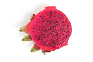 Yarısı kesilmiş organik kırmızı ejder meyvesi lezzetli üst görünümü beyaz arka plan kırpma yolu izole