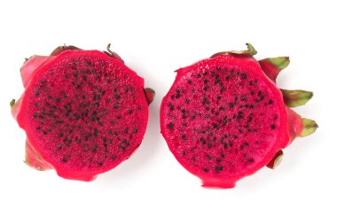 Yarısı kesilmiş organik kırmızı ejder meyvesi lezzetli üst görünümü beyaz arka plan kırpma yolu izole