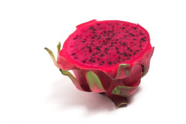 Yarısı kesilmiş organik kırmızı ejderha meyvesi. Lezzetli meyve kenarı manzarası. Beyaz arka plan kırpma yolunda izole edilmiş.