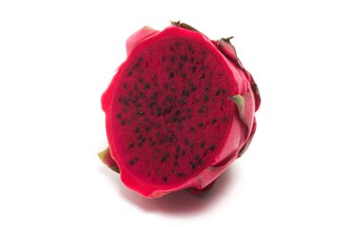 Yarısı kesilmiş organik kırmızı ejderha meyvesi. Lezzetli meyve kenarı manzarası. Beyaz arka plan kırpma yolunda izole edilmiş.