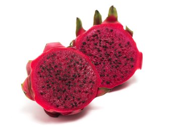 Yarısı kesilmiş organik kırmızı ejderha meyvesi. Lezzetli meyve kenarı manzarası. Beyaz arka plan kırpma yolunda izole edilmiş.