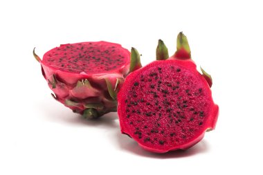 Yarısı kesilmiş organik kırmızı ejderha meyvesi. Lezzetli meyve kenarı manzarası. Beyaz arka plan kırpma yolunda izole edilmiş.