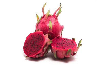 Yarısı kesilmiş ve taze organik kırmızı ejder meyvesi. Lezzetli meyveler. Beyaz arka planda izole edilmiş.