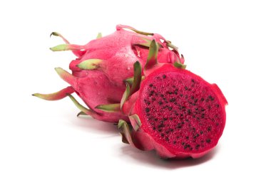 Yarısı kesilmiş ve taze organik kırmızı ejder meyvesi. Lezzetli meyveler. Beyaz arka planda izole edilmiş.