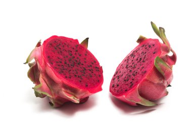 Yarısı kesilmiş organik kırmızı ejder meyvesi lezzetli üst görünümü beyaz arka plan kırpma yolu izole