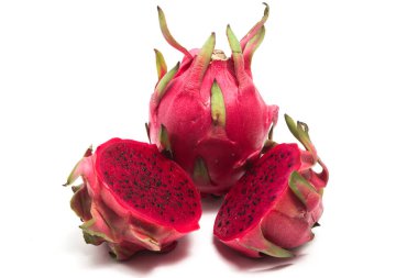 Yarısı kesilmiş ve taze organik kırmızı ejder meyvesi. Lezzetli meyveler. Beyaz arka planda izole edilmiş.
