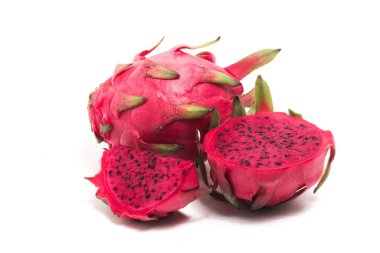 Yarısı kesilmiş ve taze organik kırmızı ejder meyvesi. Beyaz arka planda izole edilmiş lezzetli meyveler.