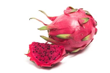 Yarısı kesilmiş ve taze organik kırmızı ejder meyvesi. Beyaz arka planda izole edilmiş lezzetli meyveler.