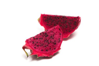 İki dilimlenmiş taze organik kırmızı ejderha meyvesi beyaz arka planda izole edilmiş lezzetli meyve kesme yolu