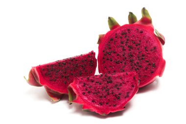 Yarısı kesilmiş taze organik kırmızı ejderha meyvesi beyaz arka planda izole edilmiş lezzetli meyve kesme yolu.