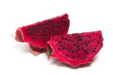İki dilimlenmiş taze organik kırmızı ejderha meyvesi beyaz arka planda izole edilmiş lezzetli meyve kesme yolu