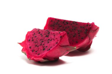 İki dilimlenmiş taze organik kırmızı ejderha meyvesi beyaz arka planda izole edilmiş lezzetli meyve kesme yolu