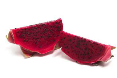 İki dilimlenmiş taze organik kırmızı ejderha meyvesi beyaz arka planda izole edilmiş lezzetli meyve kesme yolu