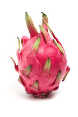 Taze bir organik kırmızı ejderha meyvesi. Lezzetli meyve tarafı. Beyaz arka planda izole edilmiş.