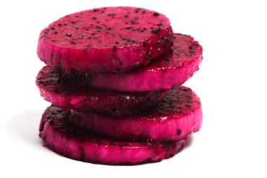 Beyaz arka planda izole edilmiş taze organik kırmızı ejderha meyvesi dilimleri.