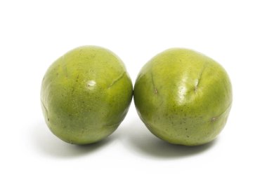 Beyaz arka planda izole edilmiş iki taze organik ambarella lezzetli meyve tarafı görünümü