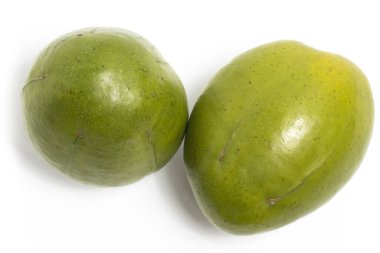 Beyaz arka planda izole edilmiş iki taze organik ambarella lezzetli meyve üst görünümü