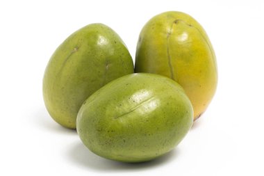 Beyaz arka planda izole edilmiş iki taze organik ambarella lezzetli meyve üst görünümü