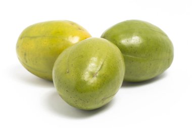 Beyaz arka planda izole edilmiş iki taze organik ambarella lezzetli meyve üst görünümü