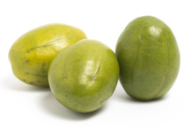 Beyaz arka planda izole edilmiş iki taze organik ambarella lezzetli meyve üst görünümü