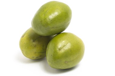 Üç taze organik ambarella yığıldı. Lezzetli meyve tarafı görünümü beyaz arka plan kırpma yolunda izole edildi.