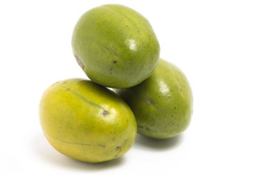 Üç taze organik ambarella yığıldı. Lezzetli meyve tarafı görünümü beyaz arka plan kırpma yolunda izole edildi.