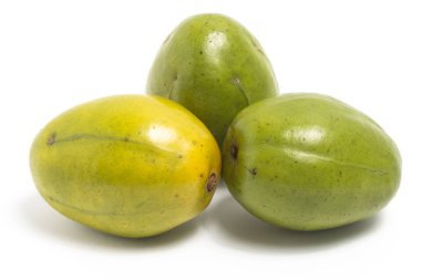 Üç taze organik ambarella lezzetli meyve tarafı manzarası beyaz arka plan kırpma yolunda izole edilmiş.