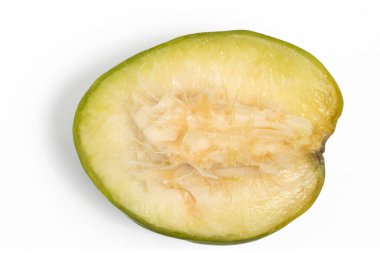 Yarısı kesilmiş organik ambarella lezzetli meyve üst görünümü beyaz arka plan kırpma yolu izole