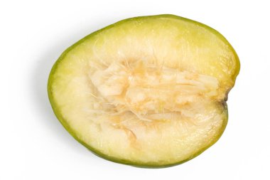 Yarısı kesilmiş organik ambarella lezzetli meyve üst görünümü beyaz arka plan kırpma yolu izole