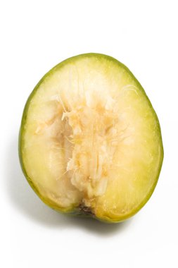 Yarısı kesilmiş organik ambarella lezzetli meyve üst görünümü beyaz arka plan kırpma yolu izole